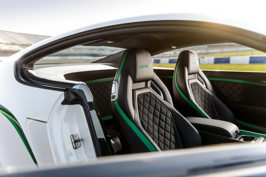 Интерьер Bentley Continental GT3-R 2015 года  (фото 18 из 23)
